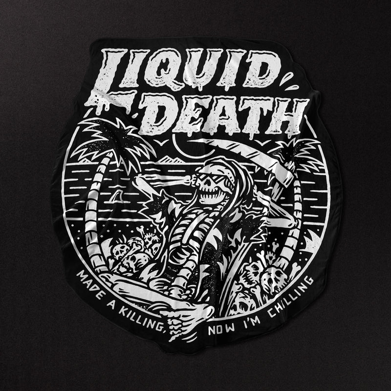 marketing no convencional Liquid Death diseño gráfico con calavera en playa