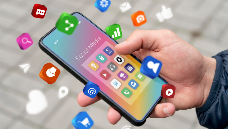 mano sosteniendo celular con redes sociales, el algoritmo no te entiende si no eres coherente
